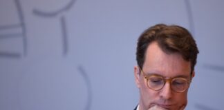 Wüst zeigt sich offen für Kita-Einigung nach harter Kritik Nordrhein-Westfalens Ministerpräsident Hendrik Wüst (CDU) will die geplanten Gesetzesänderungen seiner Regierung zur Kinderbildung nicht gegen alle Widerstände durchdrücken.