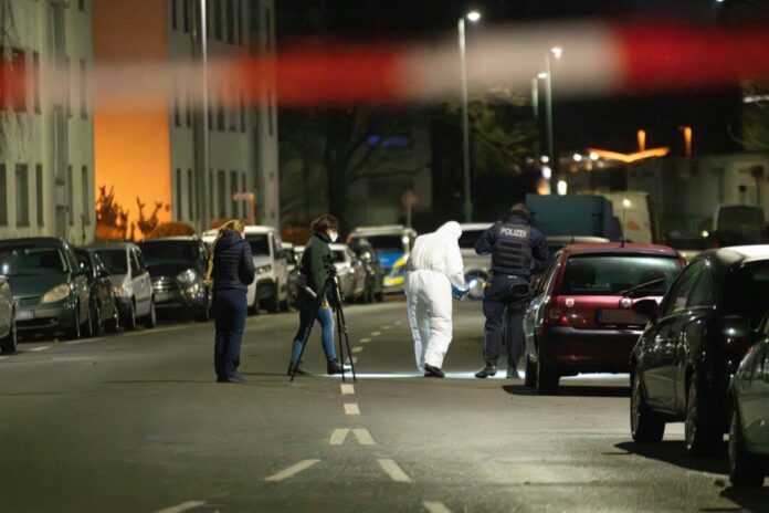 Mann in Duisburg mit Messer verletzt Ermittler sichern auf der Straße am Tatort Spuren.