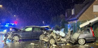 Fahranfänger gerät in Gegenverkehr – sieben Verletzte Sieben Menschen wurden bei dem Unfall verletzt.