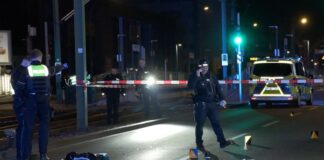Mann stirbt nach Schüssen in Dortmund – zwei Tatverdächtige Einsatzkräfte der Polizei am Tatort. Der Fall soll von den Ermittlern umfassend untersucht werden.