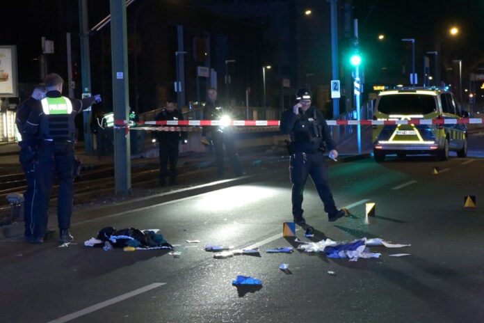 Mann stirbt nach Schüssen in Dortmund Einsatzkräfte der Polizei am Tatort. Der Fall soll von den Ermittlern umfassend untersucht werden.