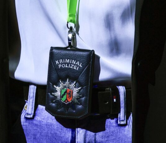 29 Jahre nach Verschwinden von Mädchen – neue Durchsuchungen Die Kriminalpolizei ermittelt weiter im Fall der achtjährigen Deborah, die vor fast 30 Jahren auf dem Heimweg von der Schule verschwunden ist. (Symbolbild)