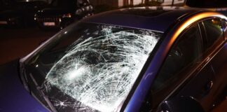 Frauen mit Sportwagen erfasst: Mord-Prozess beginnt Spuren des Aufpralls. (Archivbild)