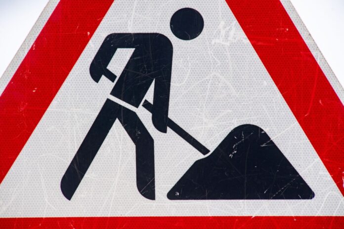 Ermittlungen wegen Korruptionsverdacht bei Straßen.NRW Insgesamt stellten Ermittler Auffälligkeiten bei 19 Baumaßnahmen der Landesstraßenbaubehörde fest. (Symbolbild)