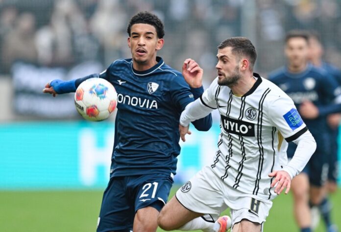 SV Elversberg - VfL Bochum Selten auf Augenhöhe: Bochum mit Francis Onyeka (l) und Elversberg mit Lukasz Poreba.