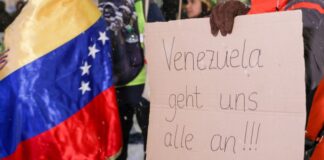 240 Menschen demonstrieren gegen US-Angriffe auf Venezuela Teilnehmer demonstrieren am Samstag in Hamburg nach den US-Angriffen auf Venezuela. In Düsseldorf haben am Sonntag mehr als 200 Menschen gegen den Angriff der USA auf Venezuela protestiert.
