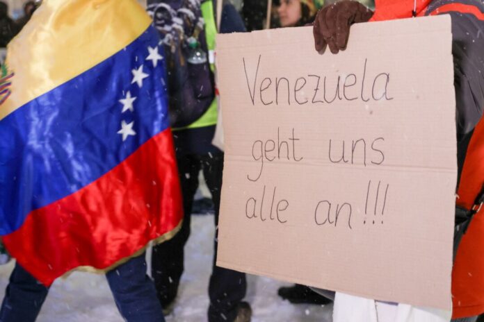 Demonstrationen nach US-Angriffe auf Venezuela - Hamburg Teilnehmer demonstrieren am Samstag in Hamburg nach den US-Angriffen auf Venezuela. In Düsseldorf haben am Sonntag mehr als 200 Menschen gegen den Angriff der USA auf Venezuela protestiert.