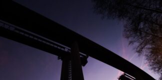 Talbrücke bald ganz ohne Lücke: Stahlteile werden verbunden Noch klafft eine Lücke beim zweiten Brückenteil - nun werden die Stahlteile zusammengeschoben. (Archivbild)