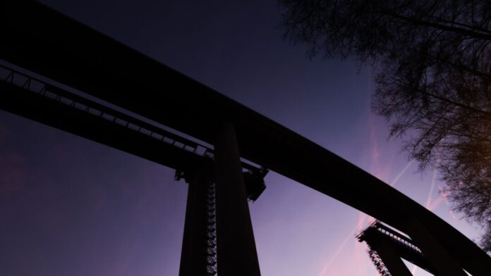 Zweiter Brückenteil über Rahmede-Talbrücke wird verbunden Noch klafft eine Lücke beim zweiten Brückenteil - nun werden die Stahlteile zusammengeschoben. (Archivbild)