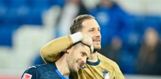 Kramaric strebt «ganz klar» die Königsklasse an Dreifachtorschütze Andrej Kramaric wird von Nationaltorwart Oliver Baumann beglückwünscht.