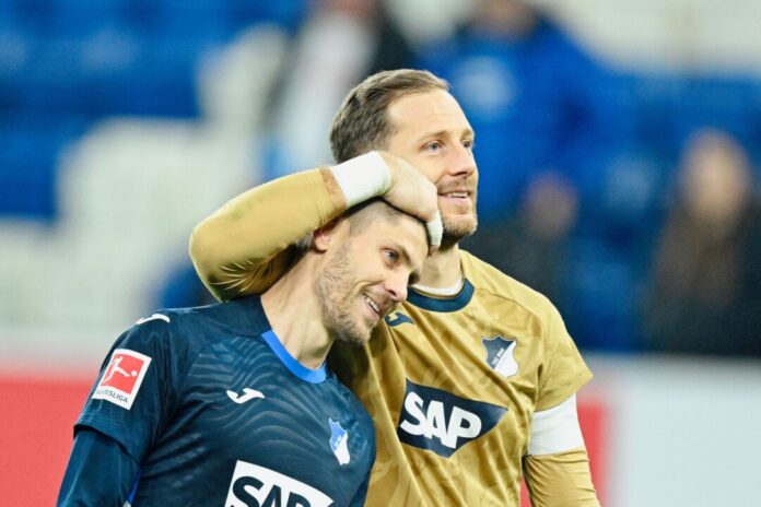 TSG 1899 Hoffenheim - Bor. Mönchengladbach Dreifachtorschütze Andrej Kramaric wird von Nationaltorwart Oliver Baumann beglückwünscht.