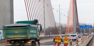 Lastwagen müssen bald Bogen um marode Autobahnbrücke fahren Noch fließt der Lastwagen-Verkehr auf der Bonner Nordbrücke - der Logistikverband befürchtet nach der Sperrung starke Einschränkungen für die Betriebe. (Archivbild)