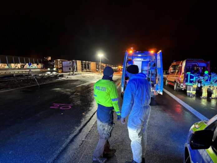 A2 nach schwerem Lastwagenunfall gesperrt - ein Toter Nach einem schweren Lastwagenunfall mit einem Toten ist die A2 Richtung Hannover gesperrt.