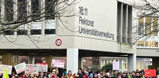 Warnstreiks an Hochschulen und Unikliniken – Staus möglich Teilnehmer einer Kundgebung haben sich vor dem Rektorat der Heinrich-Heine-Universität in Düsseldorf versammelt. Die Gewerkschaft Verdi hat an zahlreichen Hochschulen Beschäftigte zu Warnstreiks aufgerufen.
