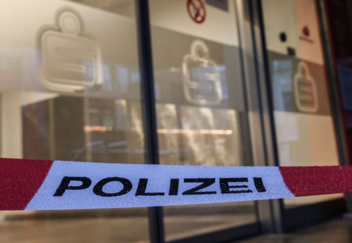 Sparkasse Gelsenkirchen-Buer Ein Absperrband der Polizei hängt vor der Sparkasse in Gelsenkirchen-Buer. Unbekannte hatten dort Beute in Millionenhöhe gemacht. (Archivbild)