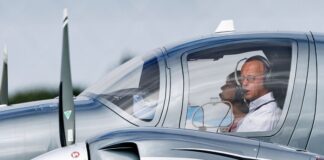 Aktivisten festgenommen: Merz’ Privatflieger im Visier? Die Polizei untersucht, ob drei Festgenommene das Privatflugzeug des Kanzlers beschädigen wollten. (Archivbild)