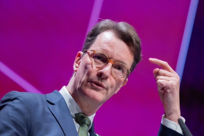 Jahrestagung des Beamtenbundes Nordrhein-Westfalens Ministerpräsident Hendrik Wüst (CDU) ist entsetzt über die unzureichenden Möglichkeiten, Pädokriminelle dingfest zu machen.