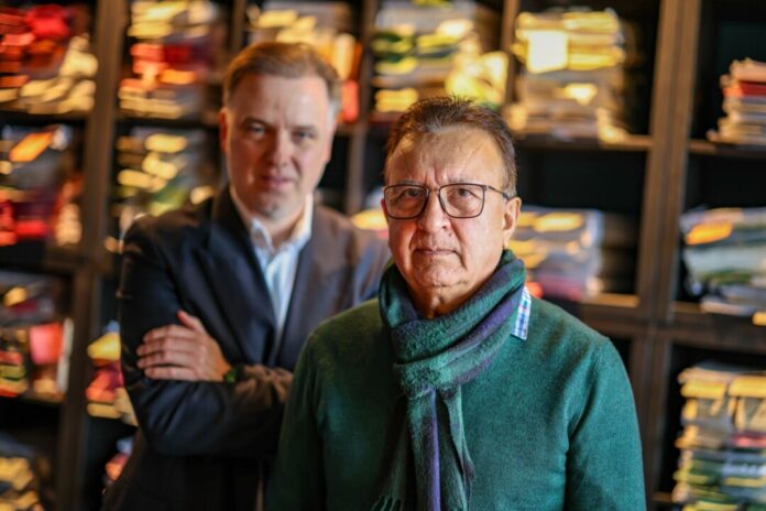 Treffen mit Betroffenen des Gelsenkirchener Sparkassen-Einbruchs Der Anwalt Burkhard Benecken vertritt den Gelsenkirchener Faqir Malyar und rund 100 weitere Geschädigte.