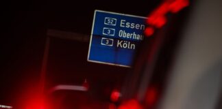 Erste Staus nach Sperrung der A52-Brücke Autofahrer brauchten wegen der Sperrung der Ruhrtalbrücke viel Geduld.