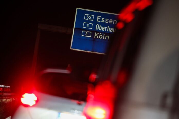 Wichtige A52-Brücke zwischen Essen und Düsseldorf gesperrt Autofahrer brauchten wegen der Sperrung der Ruhrtalbrücke viel Geduld.