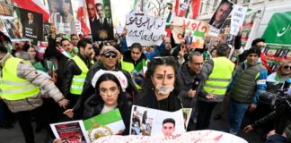 Knapp 18.000 Menschen bei Iran-Demo in Düsseldorf «King Reza Pahlavi» stand auf Transparenten der Iran-Demonstranten in der Düsseldorfer Innenstadt.