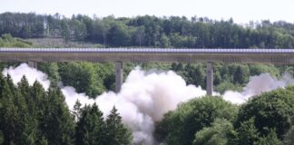 A45-Talbrücke Sterbecke erfolgreich gesprengt Die Sprengung der Sterbecke-Talbrücke ist generalstabsmäßig über die Bühne gegangen.