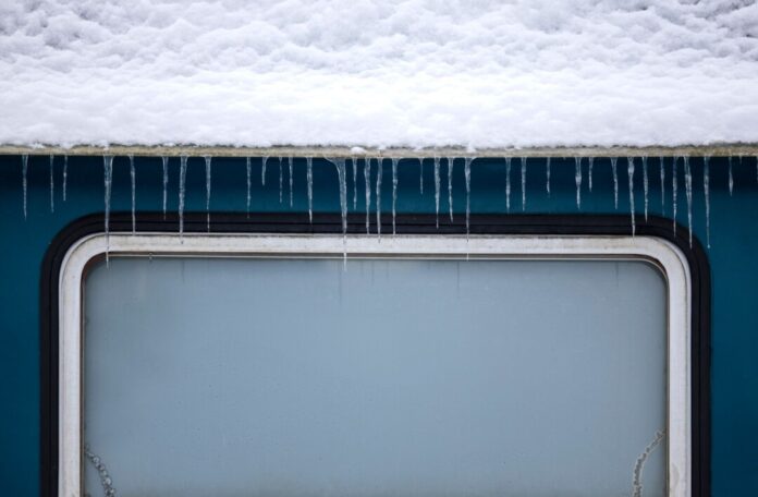 Wetter in NRW Schnee und eisglatte Straßen bestimmen das Wetter in NRW zum Wochenbeginn. Die Temperaturen steigen erst am Donnerstag wieder deutlich über null. (Archivbild)