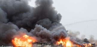 Lagerhallen brennen in Hürth – Rauch zieht bis Köln Die Feuerwehr ist am Brandort in Hürth aktiv.