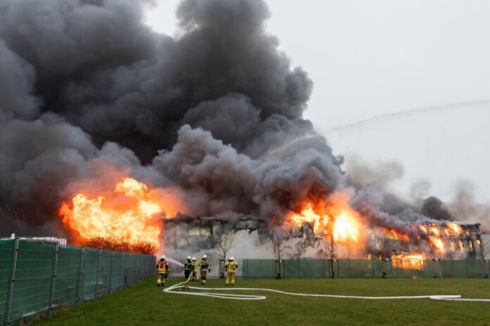Lagerhallen in Hürth brennen Die Feuerwehr ist am Brandort in Hürth aktiv.