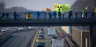 Protest im Ruhrgebiet gegen Castortransporte nach Ahaus Ein Protestzug gegen Castor-Transporte geht in Bottrop über eine Brücke über die A2.