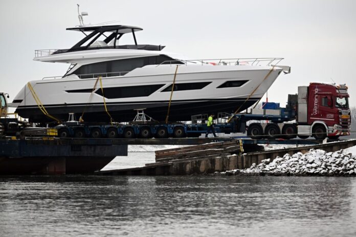 Wassersportmesse "Boot" - Jachten kommen an Nur ein paar Meter noch, dann ist das Ufer erreicht.
