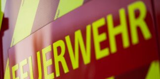 Drei Dachstühle brennen in Hagen In Hagen brennen in der Silvesternacht drei Dachstühle. Die Löscharbeiten gestalten sich schwierig. (Symbolbild)