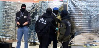 Großrazzia gegen Schwarzarbeit in Nagelstudios Zollbeamte stehen vor einem Nagelstudio in der Neumarktgalerie in der Innenstadt von Köln.