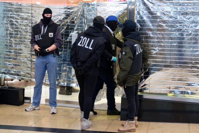 Großrazzia gegen Schwarzarbeit in Nagelstudios Zollbeamte stehen vor einem Nagelstudio in der Neumarktgalerie in der Innenstadt von Köln.