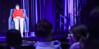 «Wie echt»: Digitale Zeitzeugen berichten vom Holocaust Man könnte glaube, Inge Auerbacher säße tatsächlich auf der Bühne. Dabei ist es nur ein dreidimensionales Lichtbild von ihr, das die Fragen der Besucher beantwortet.