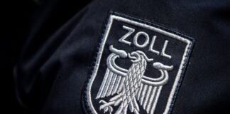 Zollkontrollen bei Heimspiel des 1. FC Köln Der Zoll kontrollierte Sicherheitspersonal bei einem Heimspiel des 1. FC Köln. (Symbolbild)