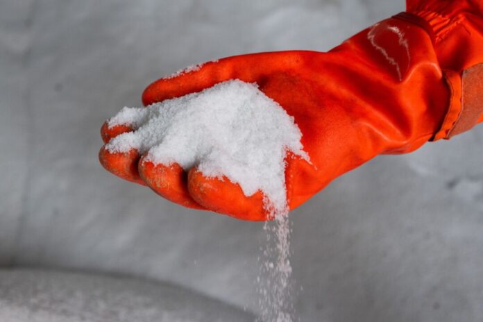 Winterwetter sorgt für hohen Streusalzverbrauch In einzelnen Kommunen in NRW wird das Streusalz knapp. (Archiv)