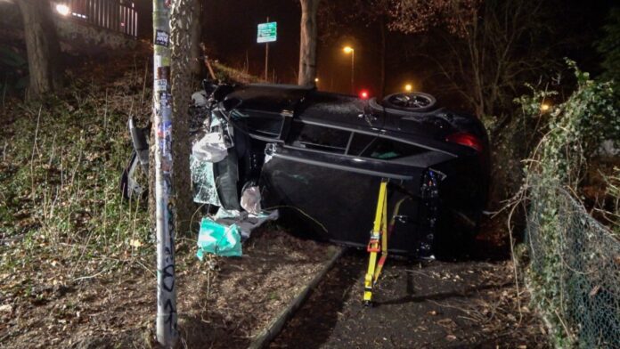 Tödlicher Unfall in Rheine Das völlig zerstörte Auto des verunglückten Fahrers liegt in einer Böschung kurz vor der Bodelschwinghbrücke.