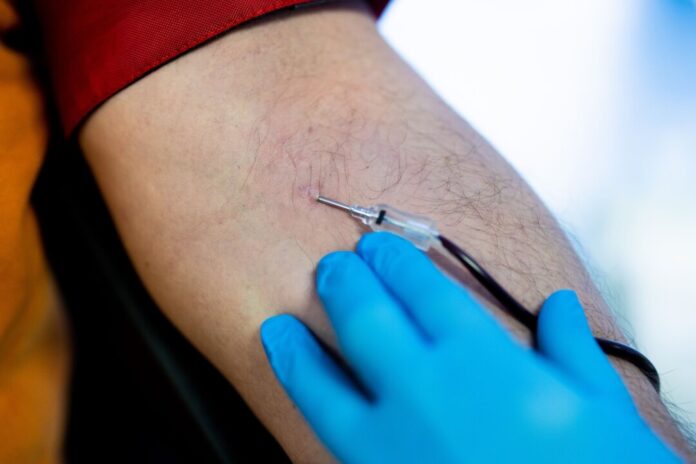 DRK ruft zum Blutspenden auf Aktuell reichen die Lagerbestände nur noch für eineinhalb Tage, warnt der DRK-Blutspendedienst West. (Archivbild)