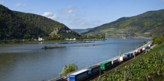 Bahn sperrt im Juli rechtsrheinische Strecke für Sanierung Landschaftlich reizvoll und sanierungsbedürftig: die rechtsrheinische Bahnstrecke zwischen Wiesbaden und Troisdorf bei Bonn. (Archivbild)