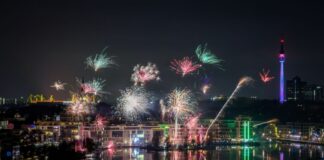 Silvesternacht startet in NRW friedlich In NRW startete die Silvesternacht friedlich und mit farbenprächtigem Feuerwerk.