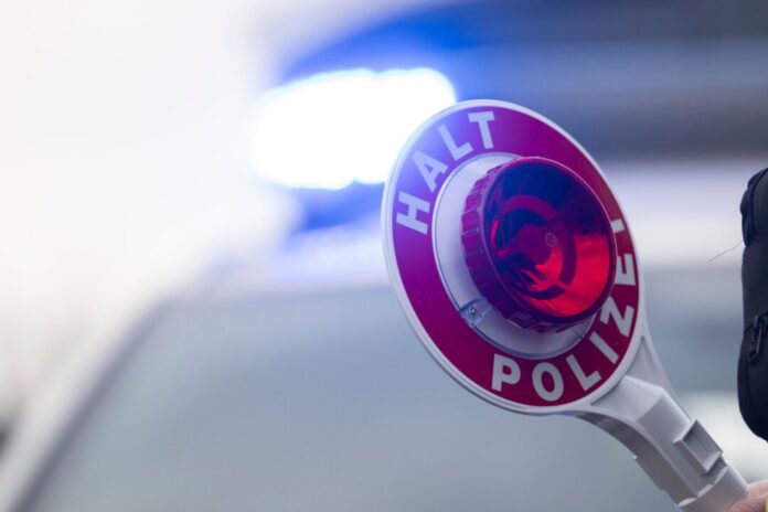 Bundespolizei - Symbolbild Ein junger Autofahrer soll bei einer Kontrolle geflohen und eine Polizistin mitgeschleift haben.