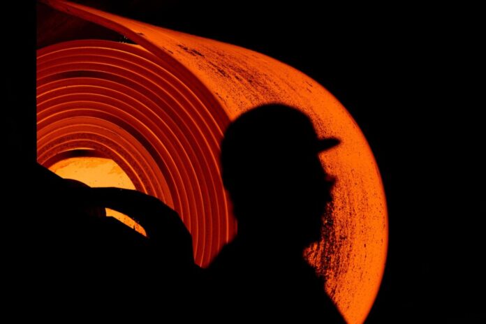 Thyssenkrupp - Warmbandwerk Der indische Stahlkonzern Jindal will Thyssenkrupp Steel übernehmen und prüft dafür gerade die Bücher. Nach Informationen der «Rheinischen Post» soll Jindal auf größere Kostensenkungen pochen als bisher vereinbart. Die IG Metall ist dagegen. (Symbolbild)