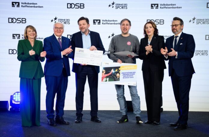 Verleihung der „Sterne des Sports“ Bundespräsident Frank-Walter Steinmeier (2.v.l.) ehrt den Sterne-Sieger Turngemeinde Herford.