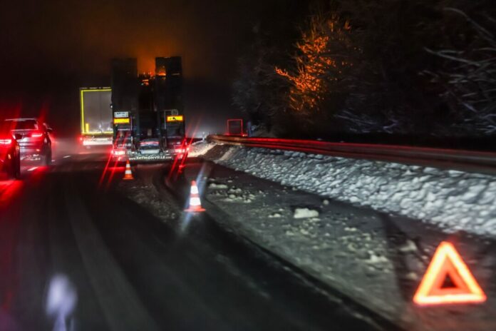 Winterwetter in Nordrhein-Westfalen Auf mehreren Autobahnen wie hier auf der A4 bei Olpe bleiben Lastwagen stecken.