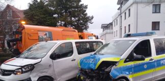 Polizeiwagen und weiteres Auto kollidieren – Leichtverletzte In Minden war ein Polizeiwagen in einen Unfall verwickelt.