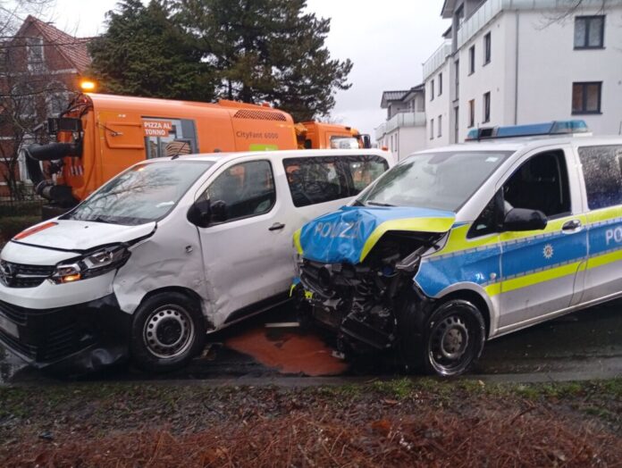 Polizeiwagen und weiteres Auto kollidieren - Leichtverletzte In Minden war ein Polizeiwagen in einen Unfall verwickelt.