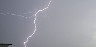 Ungewöhnlich wenig Blitzeinschläge in NRW im Jahr 2025 Ein Blitz zuckt bei einem Gewitter über dem Himmel über dem Kölner Süden. (Archivbild)