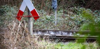 Sabotage vermutet: Lok entgleist in Essen Eine Güterzuglok ist in Essen durch ein befestigtes Metallteil entgleist. Die Ermittler gehen von einer Straftat aus.