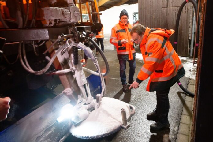 Landesumweltminister Krischer besucht Straßenmeisterei Beeindruckt vom Einsatz und der Technik der Räumdienste: NRW-Verkersminister Oliver Krischer (Grüne).